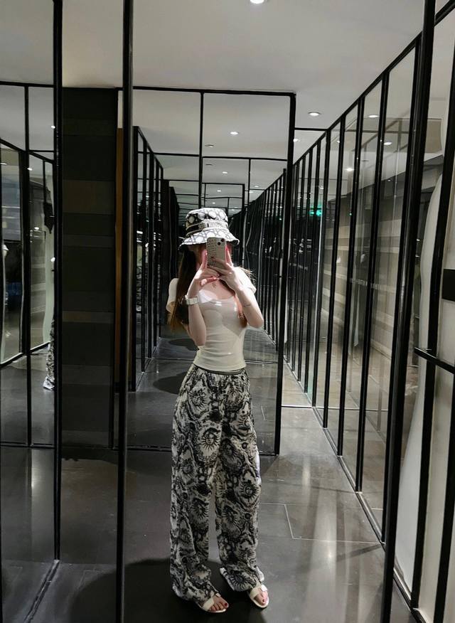上新 定制腰封 迪奥 Cd太阳女神印花凉凉裤 一条封神大可不必好穿成这样！！ 拒绝不了一点！！！ 随便穿都好看！！ Sml 裤长103-104-105腰围60-
