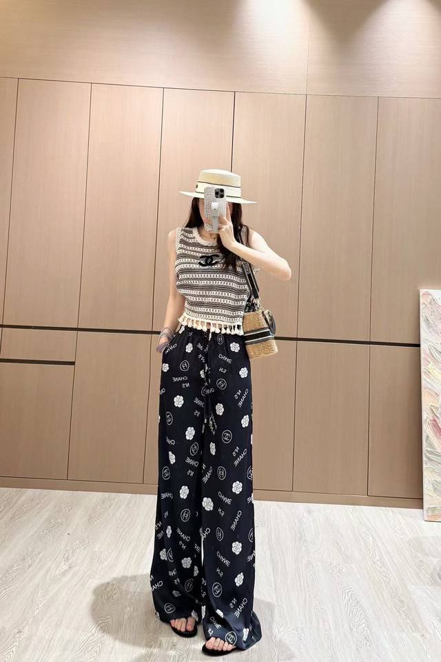 上新 小香 山茶花印花休闲裤 定制面料尽显高级随意感 视觉盛宴 质感巨好，慵懒范儿十足 女神必入神器！ 颜色：宝蓝色 白色 码数：Sml S码推荐： 80~ M