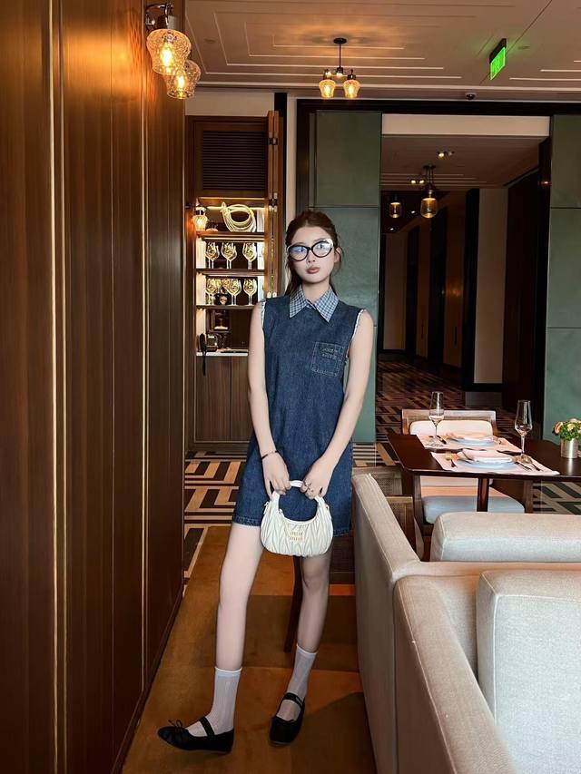 上新 缪缪 格子领牛仔背心裙 富家千金感～ 翻领可拆解 上身很显乖 千金感满满 回头率很高 贴布刺绣马甲牛仔背心裙 颜色：蓝色 码数：Sml S码推荐： 80~
