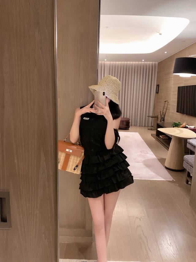 上新 Miumi* 缪缪 荷叶边领减龄蛋糕连衣裙 颜色：黑色 白色 码数：Sml S码推荐： 80~ M码推荐： ～115 L 码推荐： 115～135
