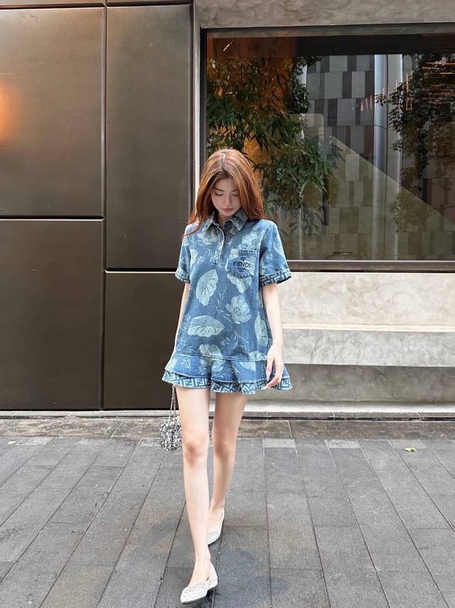 上新 Fend* 芬迪 2025新品上架激光牛仔连衣裙 定制Yb斜纹棉牛仔材质 多重水洗 呈现出挺括质感 翻领短袖连衣裙裁剪 通体激光满印不规则花叶等新中式风格