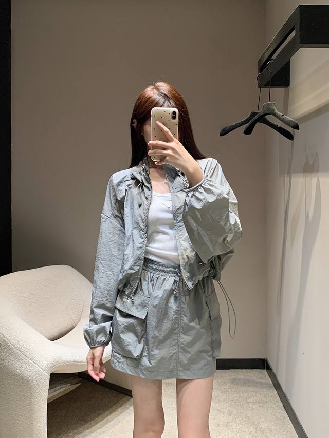 上新 套装 Miumi* 缪缪 薄款连帽拉链防晒外套+半裙套装 轻薄的连帽设计，拉链可以随意调节，既防晒又时尚！ 面料超级舒服，穿在身上凉凉的，一点都不会闷热哦