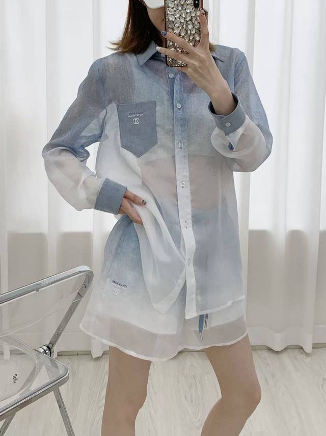 上新 Chane 小香 25春夏新品渐变色衬衫防晒套装！ 高端定制外套，搭配松紧腰短裤 极简主义风法式优雅的慵懒风， 休闲又时髦！ 立体剪裁版版型可甜可盐减龄少