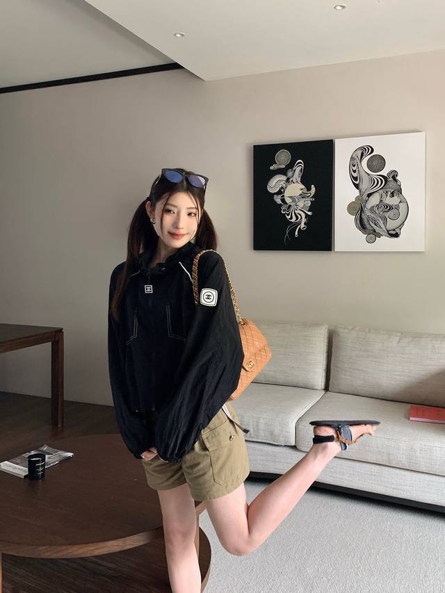 上新 小香 Cc中古防晒衣风衣外套 高品质外套，版型百搭不挑人 都可驾驭 百搭又帅气～ 颜色：黑色 白色 码数：Sml S码推荐： 80~100 M码推荐：10