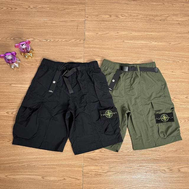 Stone Island 石头岛双口袋勋章短裤 甄选品质 实拍可见 面料采用高品质正品尼龙面料 质感有型 清凉面料 面料上身舒服 当季必备 版型超正 拒绝臃肿