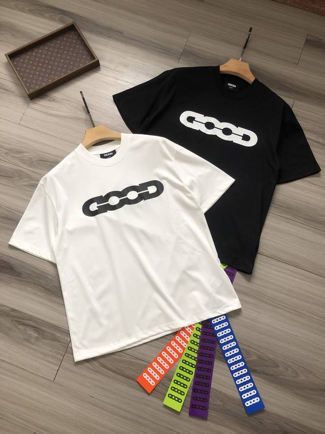 Goodbrand 众多明星同款 裂变字母Logo印花 后背小字母刺绣 男女款圆领短袖半袖T恤. 颜色：白色 黑色. 尺码：1 2 3 4码 S-Xl 材质：原