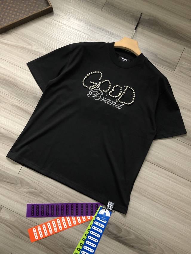 Goodbrand 众多明星同款 银色珍珠Logo 男女款圆领短袖半袖T恤. 颜色：黑色. 尺码：1 2 3 4码 S-Xl 材质：原版定织定染2080G纯棉双