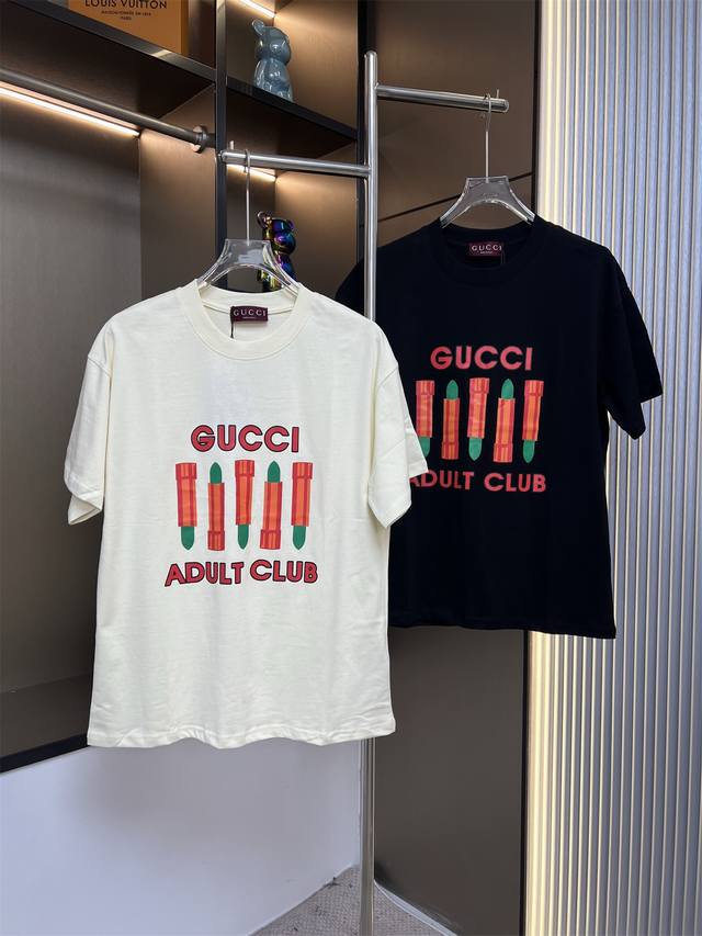 Gucci古驰2025Ss新款口红印花情侣休闲短袖T恤 最高版本！定制面料240克 %双纱全棉！进口胶浆印花工艺设计！ 辅料：开模原版过鉴定领标 %真丝洗水标。