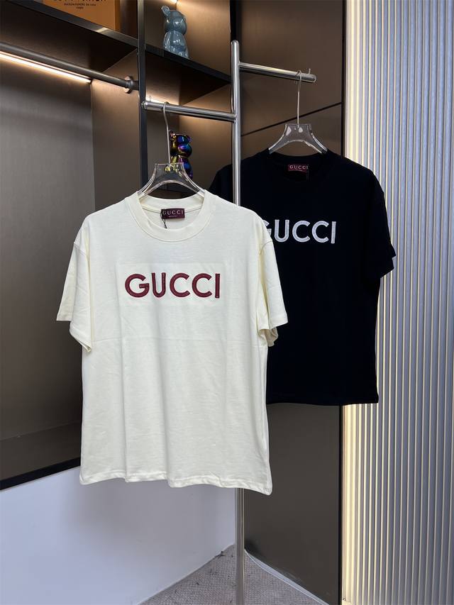 Gucci古驰2025Ss新款经典字母绣花情侣休闲短袖T恤 最高版本！定制面料290克 %双纱全棉！经典字母绣花工艺设计！ 辅料：开模原版过鉴定领标 %真丝洗水