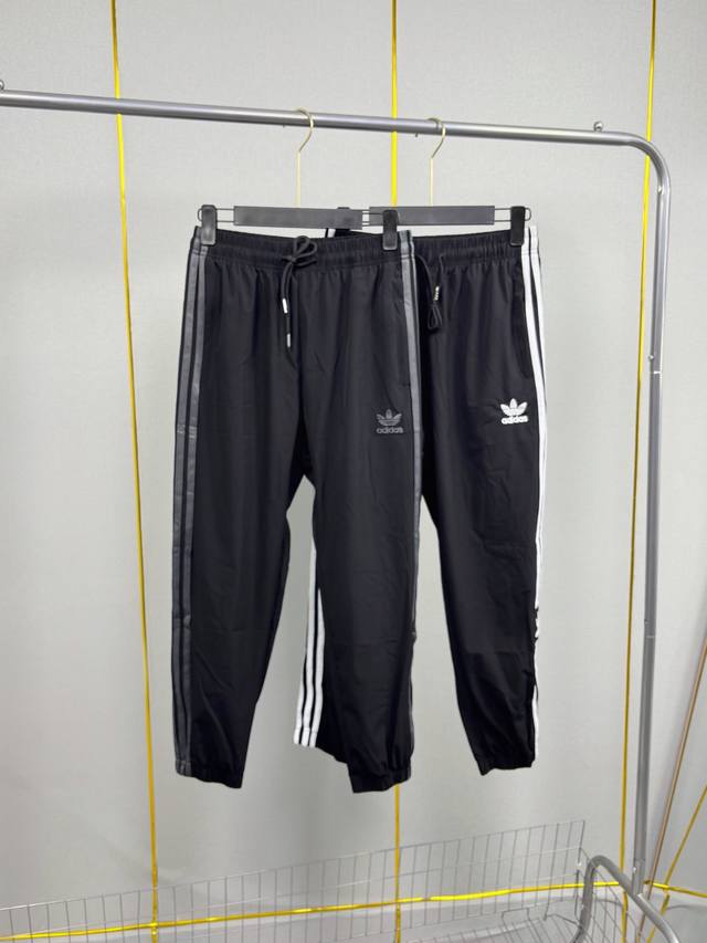 供 Adidas阿迪达斯 三叶草 经典三条杠春季休闲卫裤束脚裤 精美刺绣 男女同款 春款来袭 标志性Logo 裤腿两侧完美三条杠设计 一款在日常生活中高穿着率的