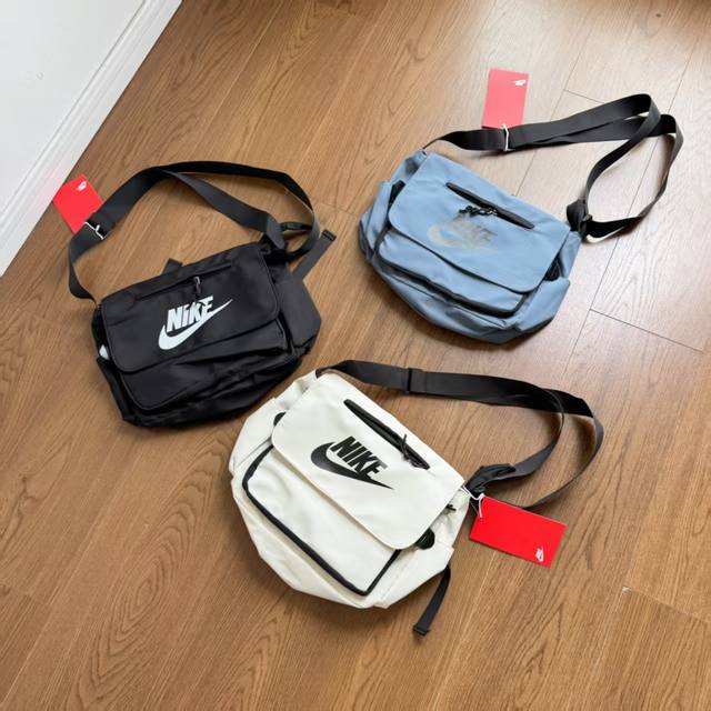 耐克Nike斜挎包情侣款单肩休闲运动百搭时尚简约邮差包拎包。包身采用结实耐用的帆布材质，正面大号Nike Logo,挎带可调节伸缩长短，内里空间超大！颜色：黑色