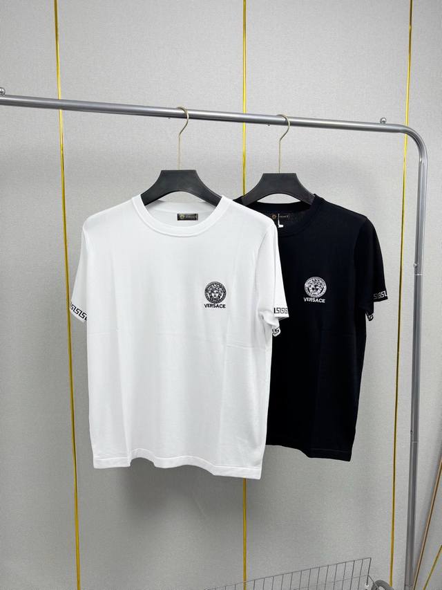 Versace 范思哲 25Ss春夏爆款推荐 Logo字母刺绣针织圆领短袖T 柔软舒适 给予肌肤细腻体验 肩部明收针处理 肩部更立体 螺纹袖口下摆更加耐穿 手臂