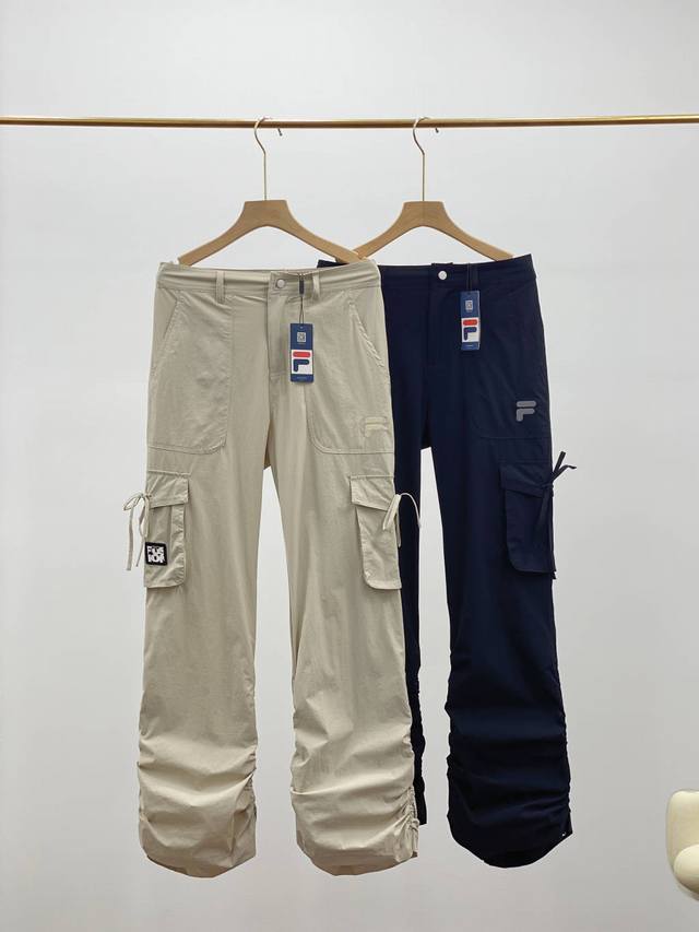 Fila Fusion斐乐潮牌梭织长裤女2025春季新款时尚休闲宽松工装裤 ，小腿部位配堆堆松紧带，运动、休闲二合一 ，三标齐全如此完美佳作奉献给大家。面料采用