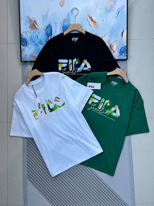 易烊千玺同款Fila斐乐短袖T恤男夏季新款印花圆领运动上衣 精选柔心纱面料，兼具棉质亲肤与纱质韧性面料不易泛白、发黄，塑造品质感和舒适的穿着体验 设计理念：海岛