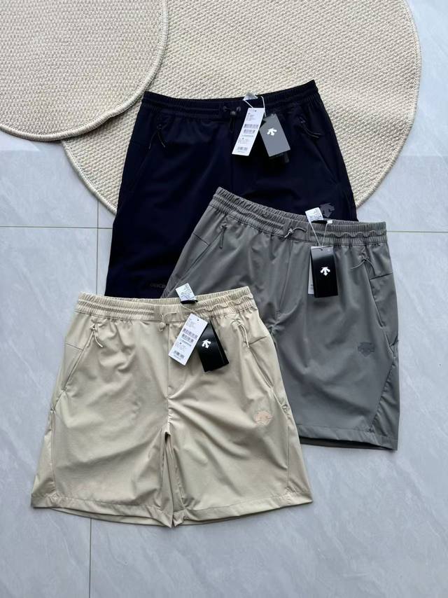 Descente迪桑特Essential系列男士梭织短裤夏季新品 迪家90周年设计款梭织运动短裤。采用高品质运动属性梭织面料制作，面料轻舒适度高，夏天穿清爽同时
