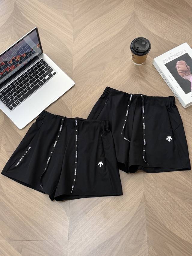 Descente迪桑特 Awaken 女子破风Pro 防泼水 梭织短裤 采用高品质运动属性梭织面料制成的运动短裤。面料轻质舒爽，挺括有型，同时具有防泼水功能性。