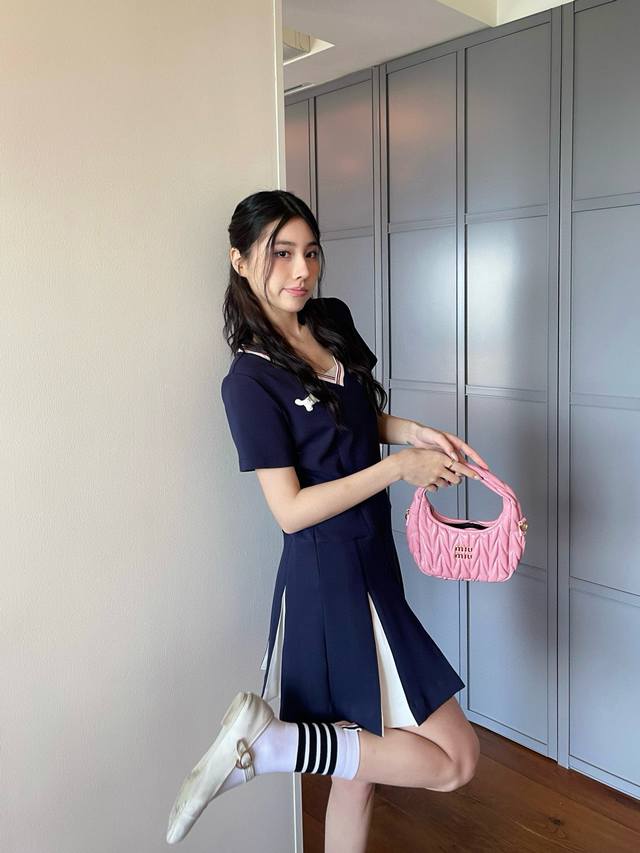 Thom Browne Tb小狗刺绣撞色拼接V领短袖百褶连衣裙 款号：25670406219 颜色：蓝色 灰色 尺码：Sml S码80-95斤 M码95-110