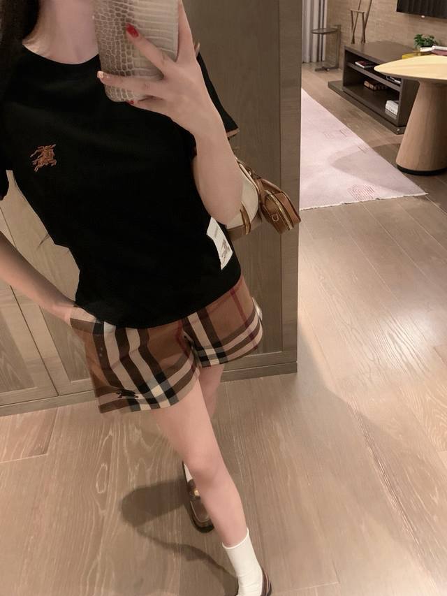 短袖 裤子 一套 Burberry 巴宝莉Bbr定制字母Logo布标战马刺绣圆领短袖T恤松紧腰格子短裤套装 款号：25670505452 颜色：黑咖 白蓝 尺码