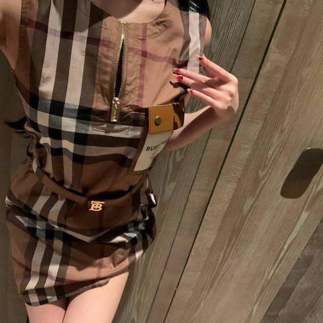 Burberry 巴宝莉Bbr定制字母皮口袋半拉链圆领无袖格子连衣裙配腰带 款号：25670505853 颜色：咖色 尺码：Sml S码80-95斤 M码95-