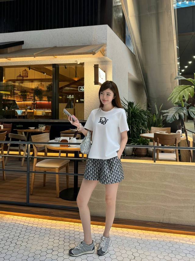 Dior迪奥字母贴布刺绣圆领短袖T恤定制织带提花老花短裤套装 款号：2567 6234 颜色：图片色 尺码：Sml S码80-95斤 M码95- 斤 L码 -1