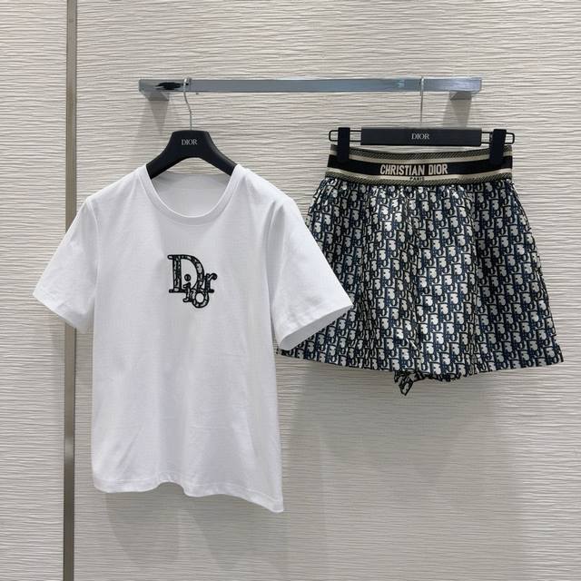 Dior迪奥字母贴布刺绣圆领短袖T恤定制织带提花老花短裤套装 款号：2567 6234 颜色：图片色 尺码：Sml S码80-95斤 M码95- 斤 L码 -1