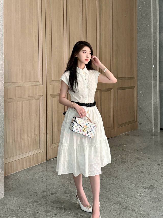 Louis Vuitton Lv 驴家老花四叶草字母提花翻领连衣裙配腰带 款号：25673606231 颜色：黑色 白色 尺码：Sml S码80-95斤 M码9