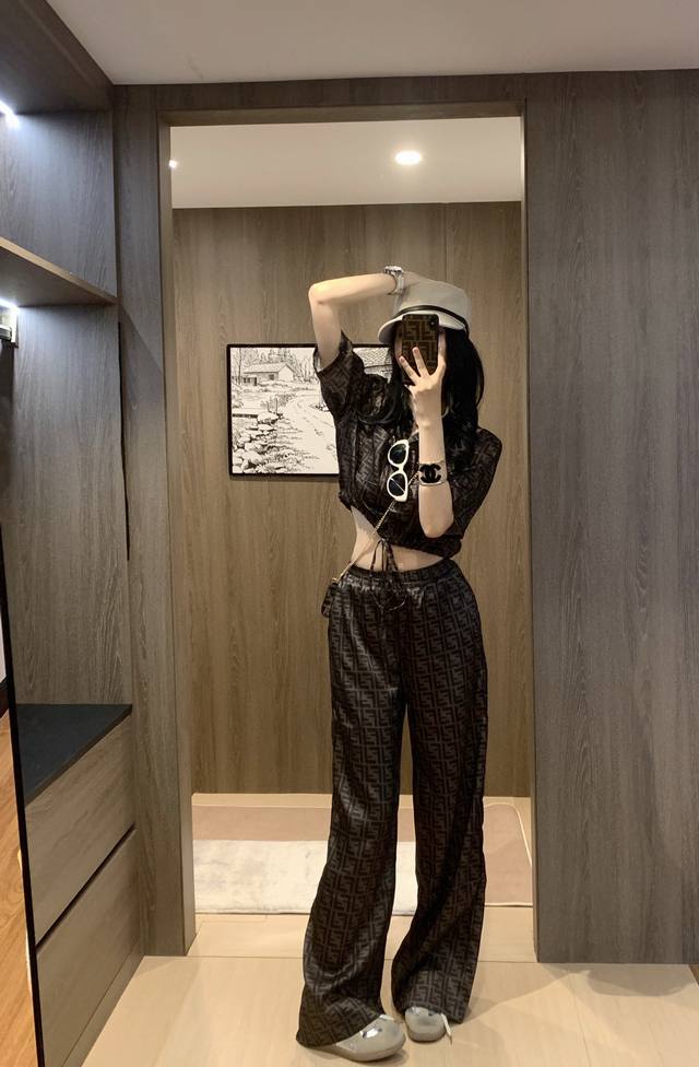 上衣 裤子 Fendi芬迪满印双F老花字母印花抽绳系带翻领短袖上衣松紧腰休闲长裤套装 款号：25673606229 颜色：咖色 尺码：Sml S码80-95斤