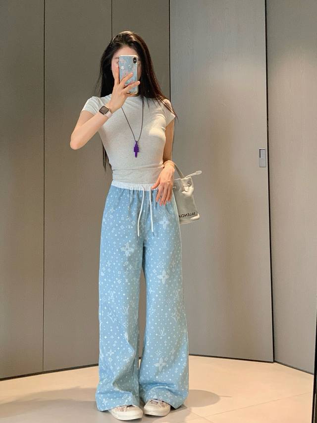 Louis Vuitton Lv 驴家老花四叶草字母印花抽绳松紧腰牛仔裤长裤 款号：25673606227 颜色：蓝色 尺码：Sml S码80-95斤 M码95