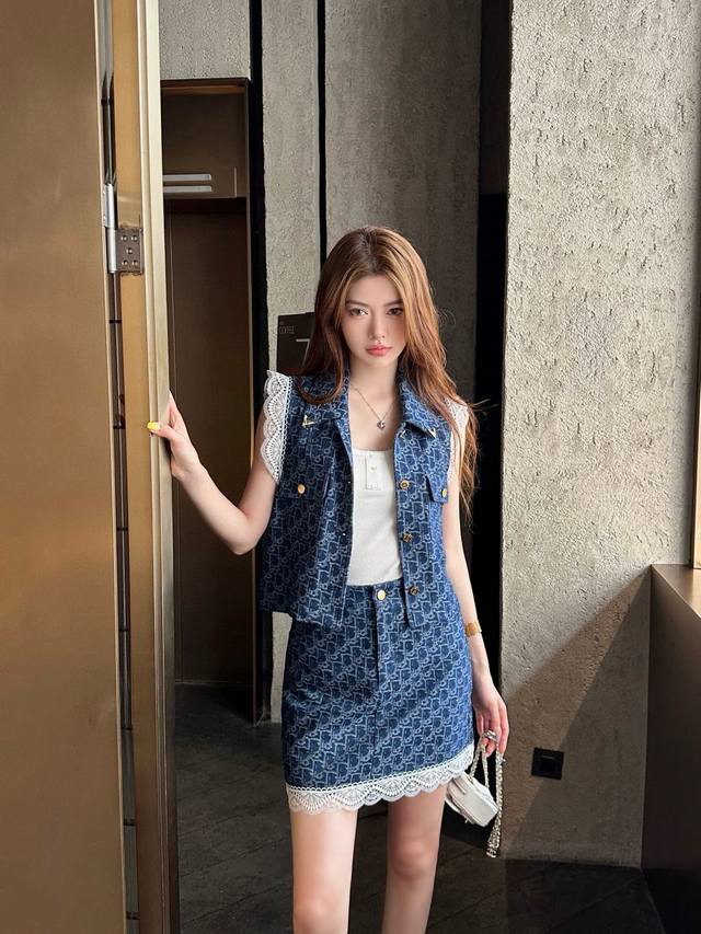 背心 半裙 Dior迪奥老花字母提花蕾丝拼接定制五金纽扣翻领无袖上衣短款半裙牛仔套装 款号：25673606225 颜色：蓝色 尺码：Sml S码80-95斤
