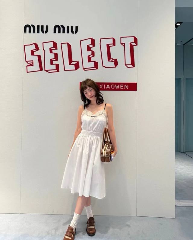Miumiu缪缪定制字母小标米黄色蕾丝花边吊带连衣裙长裙 款号：25670406222 颜色：白色 尺码：Sml S码80-95斤 M码95- 斤 L码 -12