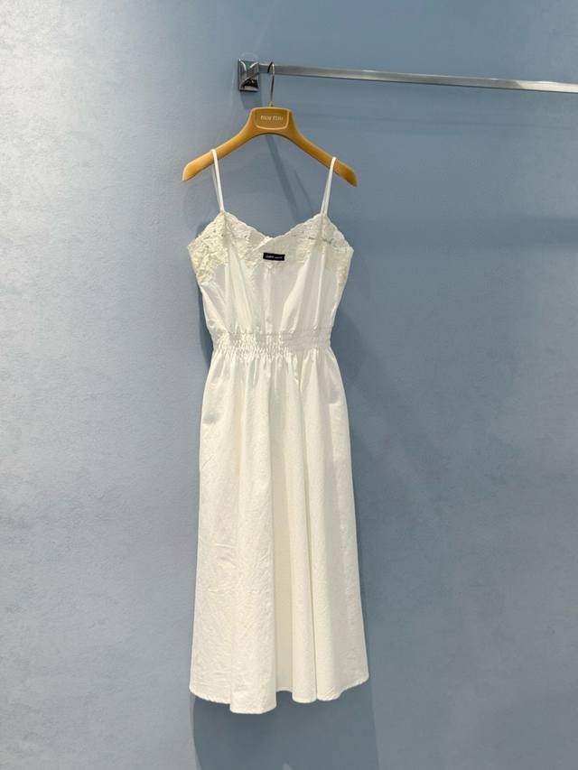 Miumiu缪缪定制字母小标米黄色蕾丝花边吊带连衣裙长裙 款号：25670406222 颜色：白色 尺码：Sml S码80-95斤 M码95- 斤 L码 -12