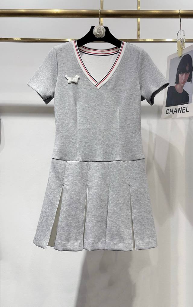 Thom Browne Tb小狗刺绣撞色拼接V领短袖百褶连衣裙 款号：25670406219 颜色：蓝色 灰色 尺码：Sml S码80-95斤 M码95-110