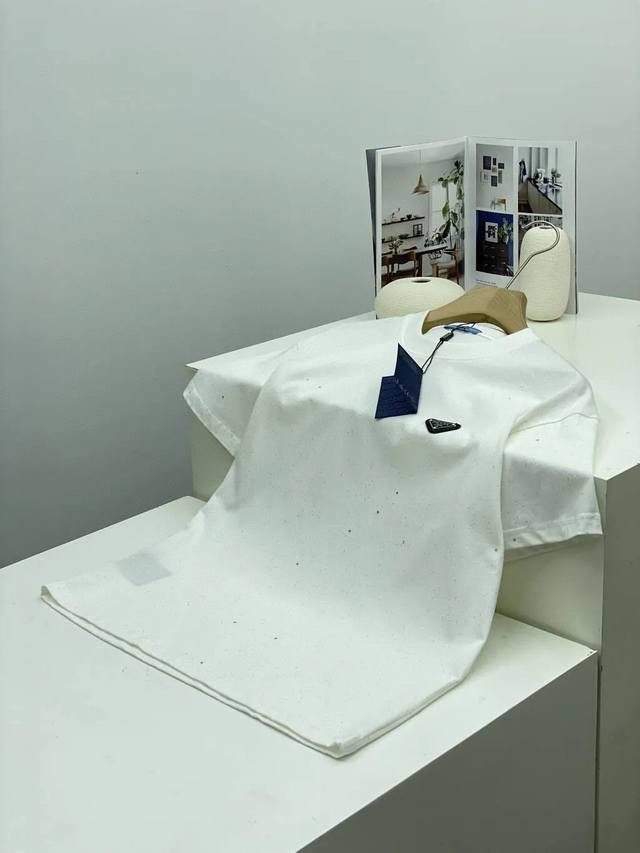 普拉达满天星烫钻亮片反光限定款复古圆领情侣短袖，经典百搭永不过时系列，绝佳出行穿搭必备百搭单品 采用2 G双纱纯棉面料，吸汗透气，手感丝滑柔软 ，3M反光闪钻L