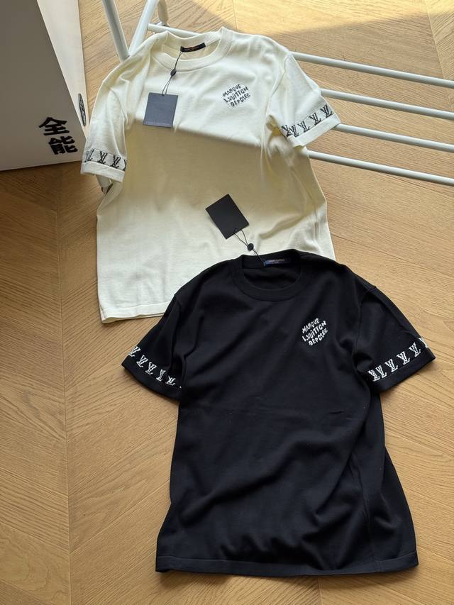 供 Louis Vuitton Ss25 提花袖口 针织毛衣 短袖T恤男女同款 黑色 米白 Xs~L 顶级版本， %32支新疆长绒棉纱，区别市面的棉质版本，双面