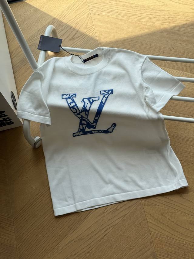 供 Louis Vuitton Ss25 Logo提花字母 针织毛衣 短袖T恤男女同款 Xs~L 顶级版本， %32支新疆长绒棉纱，区别市面的棉质版本，双面提花