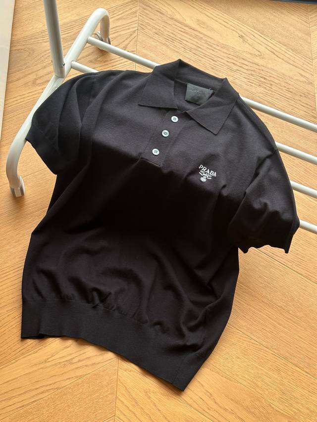 供 Prada 普拉达 经典款 针织刺绣Logo短袖 S~Xl 定织细针16针毛织，面料很薄，上身非常轻便透气，标志性Prada刺绣徽标点缀正面，定制1:1 光