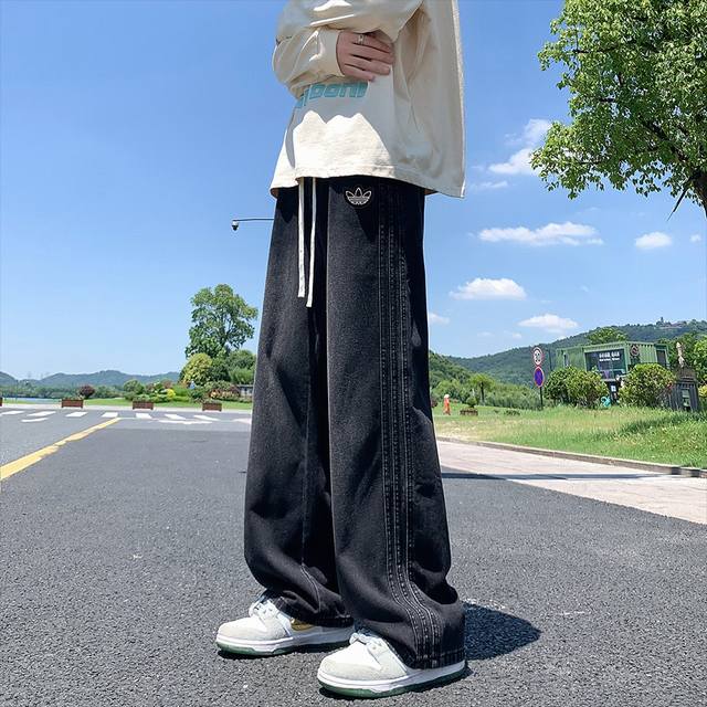 Adidas 阿迪达斯三叶草 海外版限定侧边三条杠条纹拼接纯色直筒牛仔裤长裤 上身非常简单帅气有型的一款牛仔裤，男女同款情侣款都是可以轻松驾驭。 甄选高品质牛仔