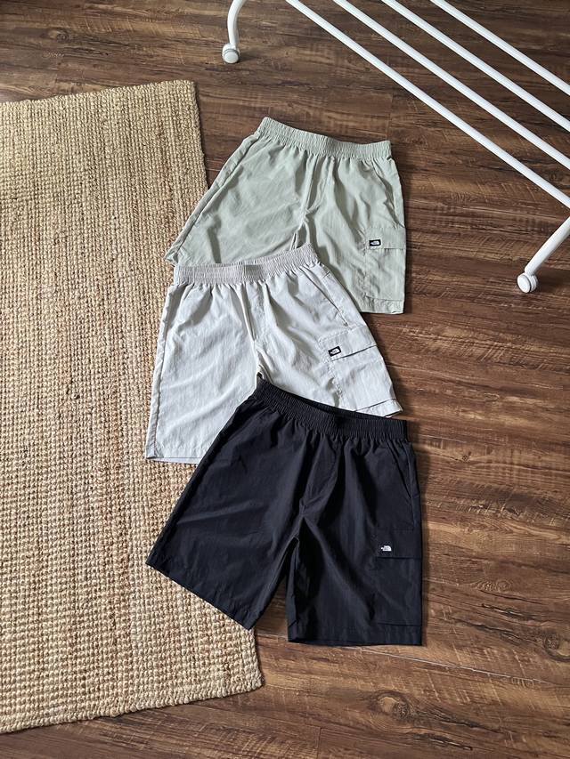 暴躁来袭，出韩国订单Tnf 北缅 25Ss夏季新款 男子都市休闲短裤众所周知，韩国订单都是偏时尚潮流的不管是代购还是韩国门店每年都迅速售馨的定制短裤、裤型非常完
