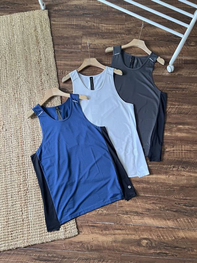 Lululemon男士微孔网眼速干透气背心！全新升级！线上500+贵在面料和剪裁！全网面结构，拼接撞色设计！不规则下摆剪裁！吸湿排汗！Mvt系列Caiy个更少缝