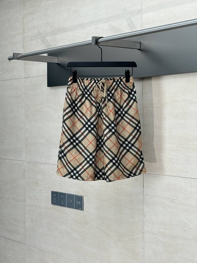 Burberry* 巴宝莉 25Ss新款经典斜格纹短裤 意大利精纺面料，是一种生活，海洋中的软体动物，它们具有硬壳，这硬壳被巧妙地用于制作纽扣，不仅耐用，而且独