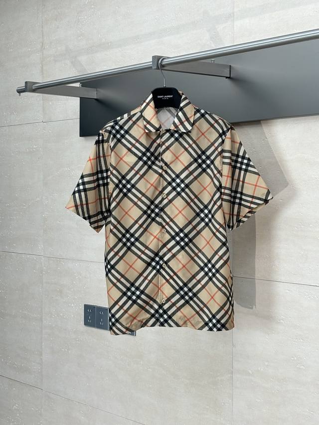 Burberry* 巴宝莉 25Ss新款经典斜格纹短袖衬衫 意大利精纺面料，搭配珍珠母贝，是一种生活，海洋中的软体动物，它们具有硬壳，这硬壳被巧妙地用于制作纽扣
