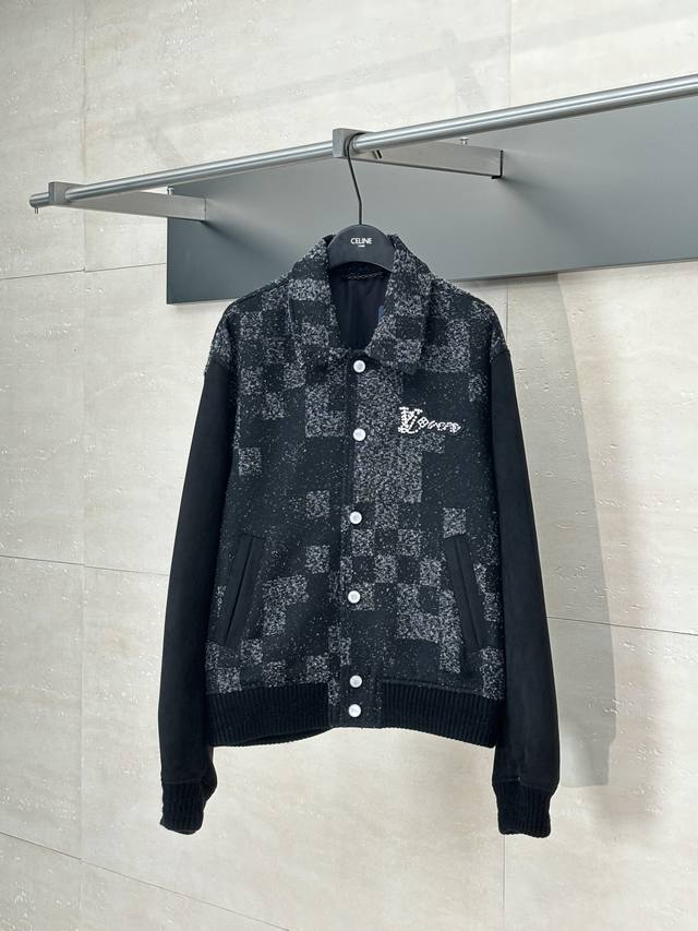 Lv 路易 Ss25 棋盘格迷彩提花棒球服夹克外套 耗费半年时间 定织原版一致粗花呢混纺面料 经纬纱22道提花工序织出棋盘底纹 Size：46 48 50 52