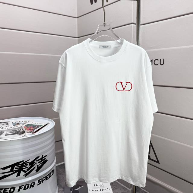 Valentno 华伦天奴 字母Logo刺绣 2025Ss 官方同款 短袖T恤 定制 同缸染面料 手感非常舒服 春夏最新砖柜同步 时尚又个性 超级百搭 男女都非
