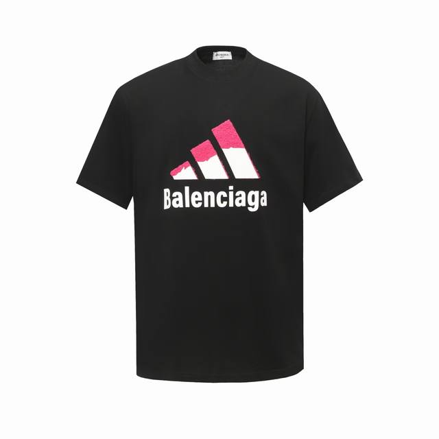 Balenciaga Adidas 面料：100% Balenciaga巴黎世家联名阿迪达斯，高品质压胶，采用320克双纱面料，1*1索罗娜罗纹，宽松版型，男女