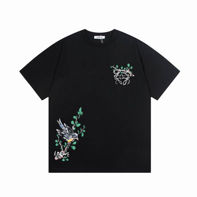 Loewe 罗意威 花卉鸟儿喷画 印花 Logo精致刺绣灵感源自八十年代复古 原版面料 官方同款 短袖T恤 定制310克同缸染面料 手感非常舒服 春夏最新砖柜同