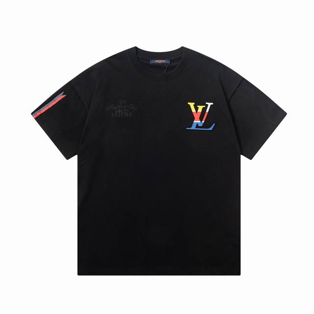 Louis Vuitton 路易威登 三色凹凸压花 标识精致升级，灵感源自八十年代复古 原版面料 官方同款 短袖T恤 同缸染面料 手感非常舒服 最新砖柜同步 时