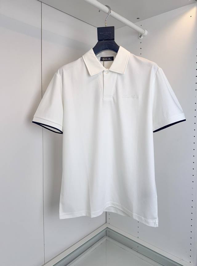 Lo*Ro Pi*Na诺 U翩雅 2025春夏 品质控推荐 云朵般的亲肤触感 横机 雅痞绅士 一粒扣商务休闲经典款翻领短袖T恤 简奢风 一粒扣V型翻领的设计搭配
