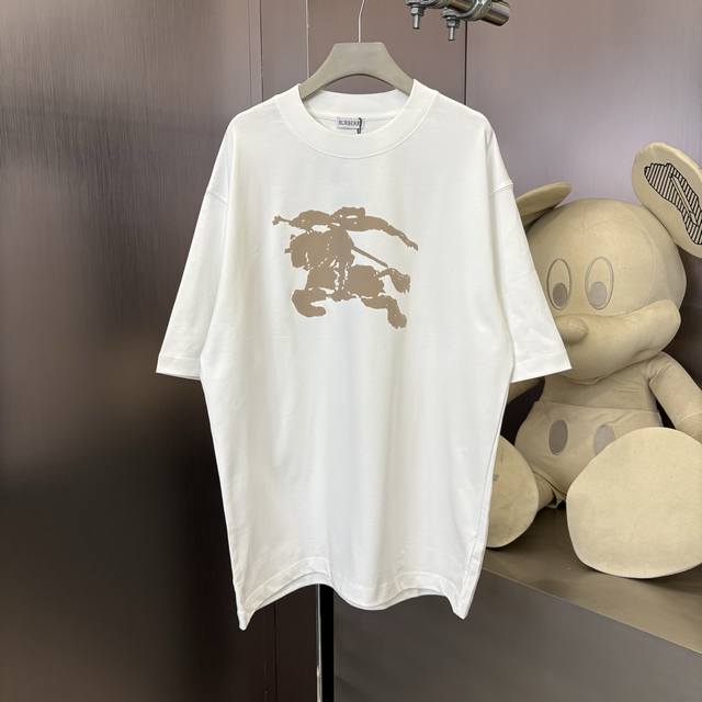 Burberry 面料: 320克面料 40支双纱 尺码: S - 斤 M - 斤 L - 斤 Xl -200斤 Xxl 200-220斤 春夏限定款，320克