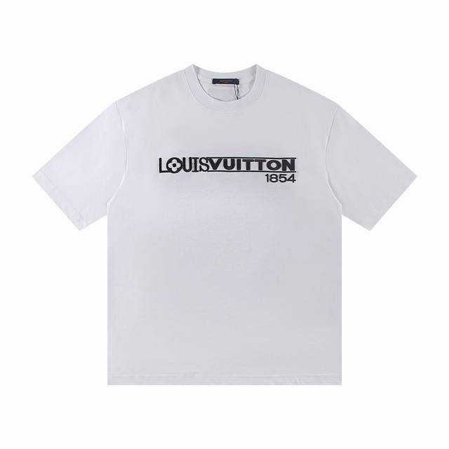 一首批.散单拿10 Louis Vuitto*2025最新款短袖 材质:采用高版本300G双纱精梳棉 尺寸:S M L Xl 颜色:黑色 白色