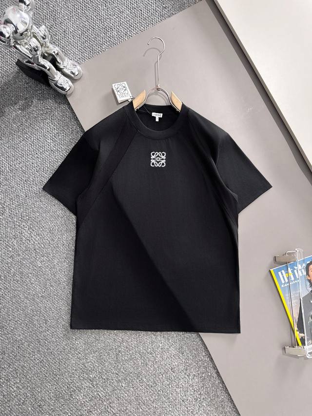 罗意威Loewe 25Ss早春新款短袖T恤， 男女日常通勤穿搭必备情侣单品，高强度纯棉双沙面料掂起来手感份量十足，上身也比普通T更加有质感，不易变形，宽松版型设